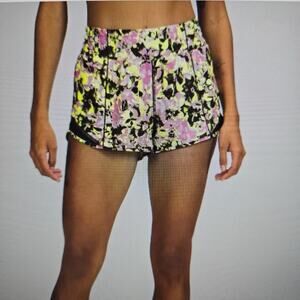 Women's LULULEMON Hotty Hot 2.5" HR Short Inflected Highlight Yellow size 10 EUC